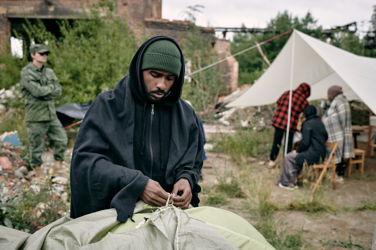 migrant souffrant de stress post-traumatique campant dans le froid