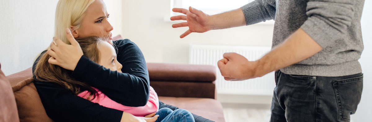 Une femme et son enfant subissant les violences conjugales