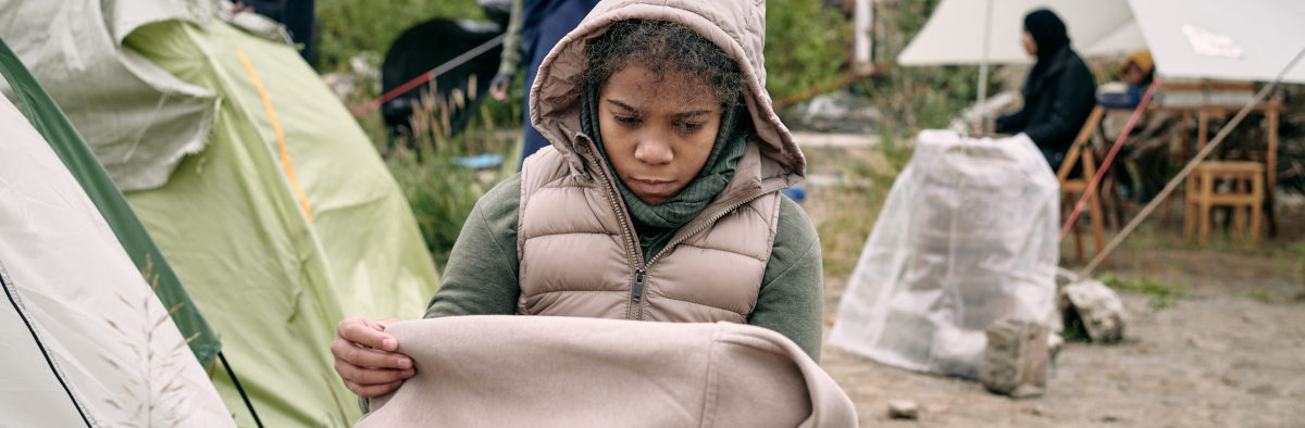 Mineur non accompagné triste dans un camp de réfugié